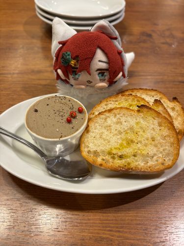 レバーペーストをフランスパンに塗って食べるのは大人のお味もちね。
