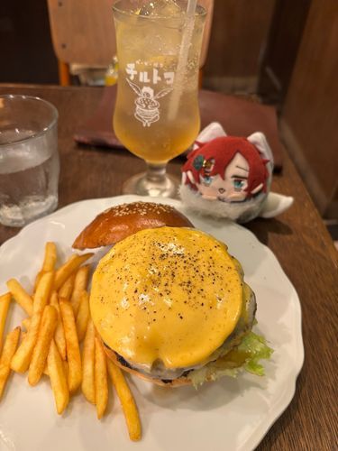 蔵前にある「バーガー喫茶チルトコ」さんでハンバーガー🍔食べたもちよぉ✨✨
3種類のチーズバーガー上に乗ってる丸いのもチーズだったもち！
チーズ濃厚で美味しかったもち！？
カロリー？？
どぽー綿なので関係ないもちよぉ！
自家製レモネードのソーダも美味しかったもち！
今度はスイーツも食べたいもちよぉ✨✨