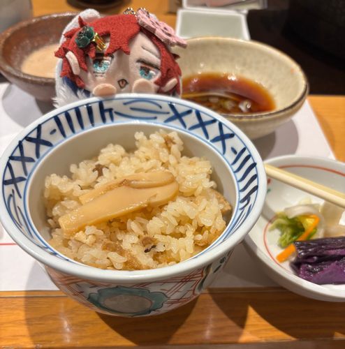 秋の味覚第二弾もちよぉ✨✨
秋の味覚と言えば松茸もちよねぇ✨✨

今年初の松茸ご飯もちぃ✨✨
