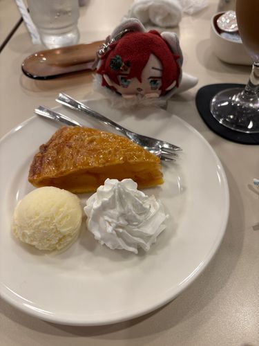 アップルパイが美味しい季節になったもちねぇ…。
あー、アップルパイは一年中美味しかったもち😋
冷たいアイスクリームと甘ーいホイップクリームあったかいアップルパイの上に乗っけて食べるもちよぉ✨✨