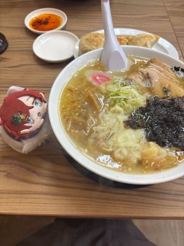 佐野ラーメン食べたもちよぉ！！
肉ワンタンと海老ワンタンを追加してボリューム満点だったもちよぉ✨✨