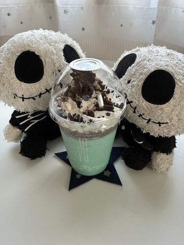 えへへ、クッキー&チョコミントフラッペ飲むぞ〜🥰
…て、こらチビたち！いつもいつもママのご馳走を狙うな！もう！😮‍💨ちょっとだけだよ？