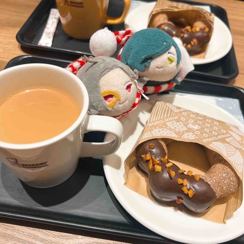 にっかりあおえ〖期間限定のドーナツらしいよ〗
だいはんにゃながみつ〖このロイヤルミルクティーはお代わり自由らしい。気前がいいねぇ〗