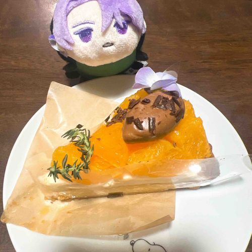 さみだれごう〖私が本丸に来た祝いに頭がケーキを買ってくれました。私の色の花が乗ってますね。嬉しいです〗