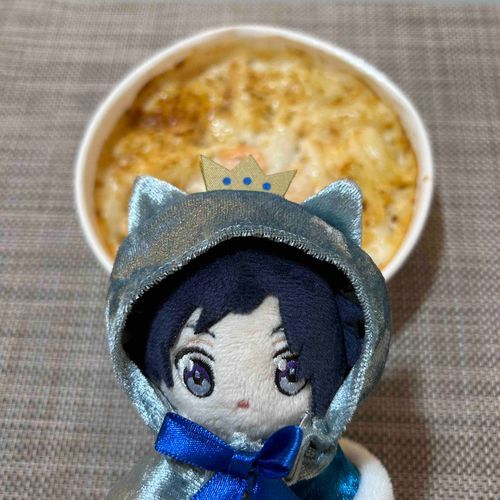 徒歩1分のレストラン街に行くか、たまたま冷凍庫に残ってたレンチン5分のグラタンを食べるか葛藤した結果です