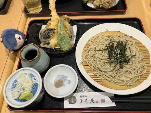 主は友人と旅行に行くと必ずそばを食べるらしい。これはのるま達成の天蕎麦だ。