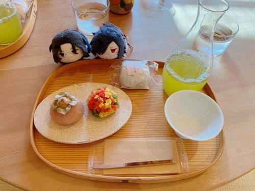 せんせ:柿と紅葉を模した和菓子と美味しいお茶をいただいたよ
でん:いちご大福を見つけ、追加で包んでもらっていたな