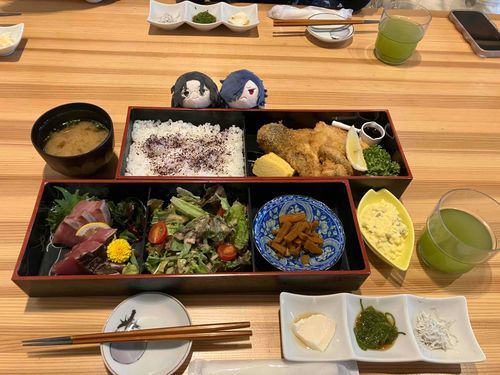でん:この旅の〆はみっくすふらい定食刺身付きだ。
せんせ: 肥前くんも満足間違いなしのぼりゅーむ満点というやつだね。
でん:鱈と鯖と牡蠣のふらい。鯵と鰹の刺身だ。
せんせ:あじふらいが大きくてとても美味しかったそうだよ。