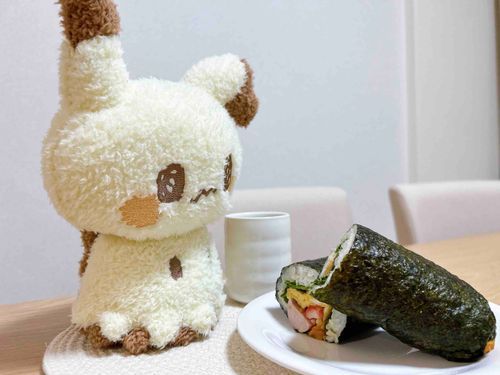 今日は節分👹恵方巻きをつくってもらったよ❤️
はやく食べたくて恵方巻きを見つめてるんじゃないよ！今年の方角の西南西を向いてるんだよ(  '-'   )💦ほ、ほんとだよ(  '-'   )💦💦