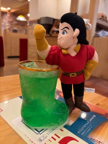ちょうどいい肘掛けだな。俺の美しい立ち姿にピッタリだ
