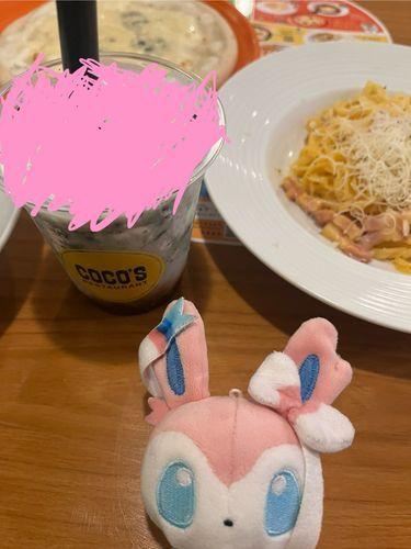 🎀💕おねえさんがいきたがってた、ココスのチョコミントフェアにきたわ
かくしてあるのはフラペチーノなんだけど、まぜまぜしてからしゃしんとってないことにきづいたらしいわ
きょうはちょっとだめだめだったみたいで、しゃしんのおくのピザにはちみつかけないままたべちゃったの、たべたあとにきづいたみたいよ
きょうははやくねなさいね