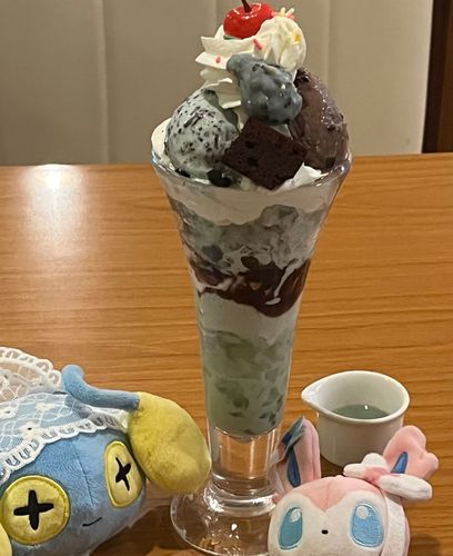 🎀💕おねえさんの いちばんの おめあて、チョコミントパフェ よ
おおきいわねえ
っていうか パフェと フラペチーノで さむさむに なっちゃうわよ
💡わたしと ちょっと、いろみ にてるかも、いや、どうかな