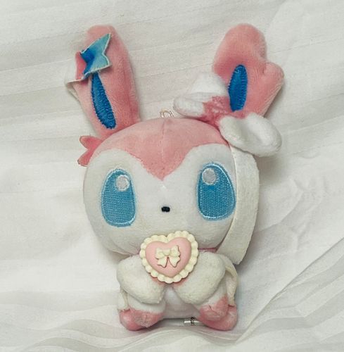 🎀💕きょうは あたしのために おねえさんが かわいいものを かってきて くれたわ
あたしの むなもとの リボンに にあうのを えらんでくれたのよ
にあう ものが あって よかったわ、これ かみをむすぶ ゴム なんだってね