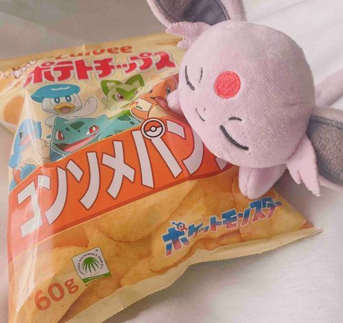 先輩！オシャレなおやつ持ってますね！
……なんか足蹴にしてません？気のせいッスか？