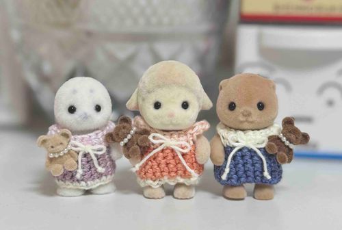あたらしい おようふく！
おうちにいる おともだちと
おそろいなんだー ♩
りぼんとくまさんいっしょなのー ♩
いいでしょー！