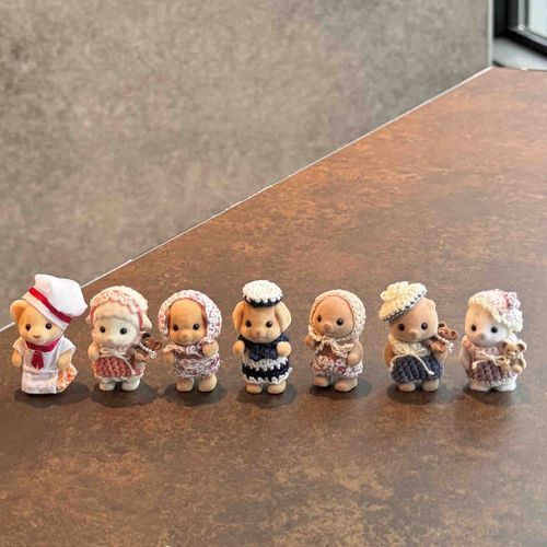 おともだちに囲まれてうれしかった日！
エマちゃんはどこでしょー ？♩