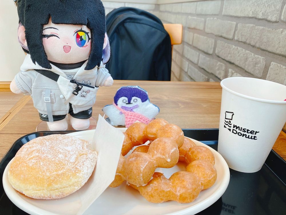 パ付くちゃん、はんちょーと久々のおそとだよ〜！✨️

パ付くちゃんはカスタード！わたしとはんちょーはポンデリングだよ〜！おいしかった！💭´-