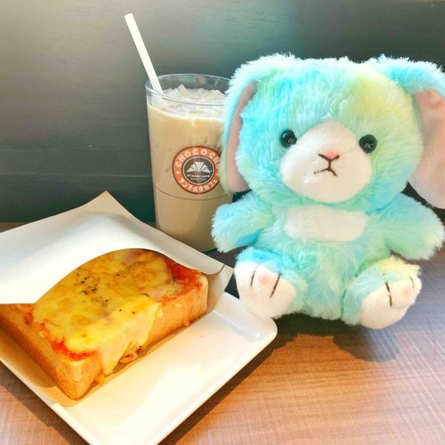 えめのお昼ごはんはピザパン。主もだいすきなの知ってるから、はんぶんこね。