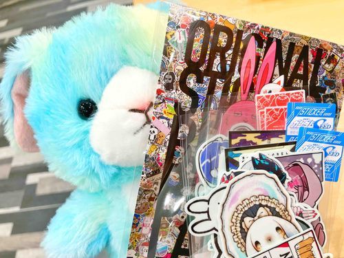 ステッカーたくさん選んでる主を見守るおしごとしたよ。かわいいもの、キレイなもの、おもしろいもの、コラボもの、いろいろ買えてよかったね、主。