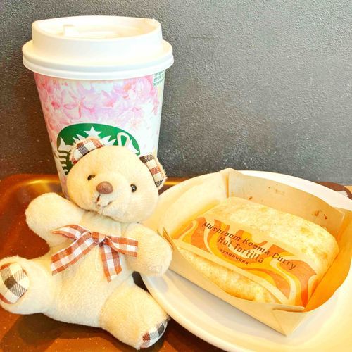えめちゃんのお友だちの『メープル』っていいます。今日は主さんとカフェ…初カフェです。春らしいカップがかわいいと思いながら、ついはしゃいじゃいました。
