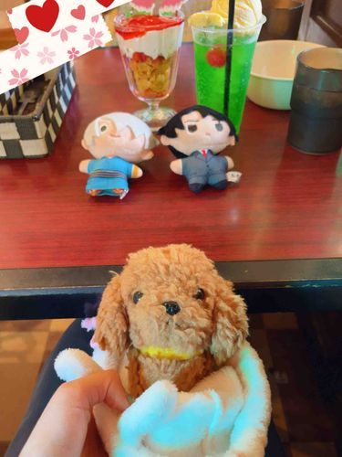 おまちどお　りょこう　の　おしゃしん　だよ
おめめじゃない　おとうさん　と　さらりまん　の　おじさん　と　ほかにも　みんな　いるよ