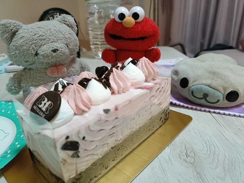 おたんじょうかいでみんなにサーティワンケーキとピザをごちそうしたぞい
