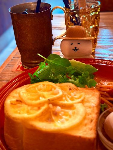 食べるか最高のふわふわ厚切りの蜂蜜レモントーストのモーニングプレート（ﾆｺｯ）