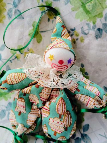 私もその後の帰り道に寄った、よってけポポラでピエロ君をお迎え。
名前は、二つのミントの品種名を合わせた、イエルバ・ロイヤルになりました✨