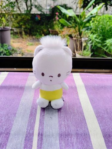 またお迎えしました。
ニャニィニュニェニョンの「あまえんぼうの ニュ」ちゃんです。
このとぼけた顔に惹かれたのと、しまむらに一人でぽつんと残っていたのを見て、放っておけず…。
お名前は『もち』にしました。
キャロルや他の子たちのように、仲良くしてもらえると嬉しいです✨