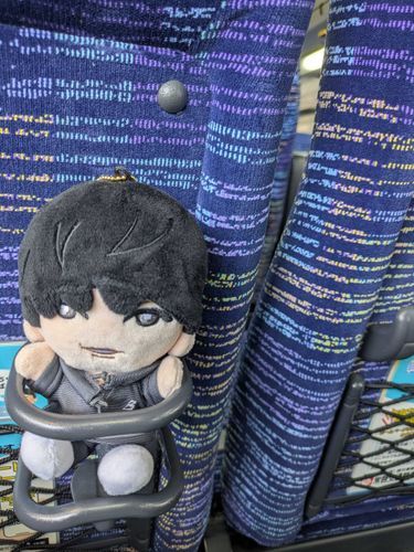 どうもほくぬいです🦅

主は自称フッ軽遠征オタクで、それに毎度付き合っている僕もまたフッ軽遠征ぬい。今回は故郷静岡ですよ！主静岡初めて？まあ大船に乗ったつもりでいてもらって構いませんよフフ。

ほくぬい🦅
(バス移動のときはここが特等席なんですよ)