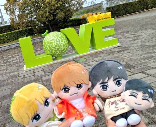これね、ライブ会場行くまでの間にあったやつ🍈 静岡ってメロン有名なんだって！
うみと主のおともだちのおうちののえると写真撮ってもらったよ📸

はぴまちゅ🧡