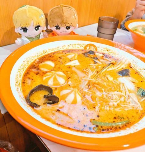 主って麻辣湯が好きなんだけどさ、ライブ終わりでテンションが上がりきってありえない量の具材取ってて出来上がってきたのがこれだったのね。食えんのこの量？って思ってたけど全然普通に食ってた。

はぴうみ💚