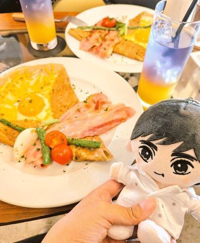 のえるです！

ちょっと前なんだけど、大ゴッホ展に連れて行ってもらえる機会があっておでかけしてきたんだ。結論から言うと当日券が大盛況でゴッホは見られなかったんだけど、美味しいゴッホ飯を食べることができたよ！ひまわりをイメージしたガレットと夜のカフェテラスをイメージしたバタフライピーティー、オシャレだよね✨

はぴのえ🤍