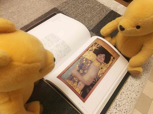 愛知まとめ車に乗って、クリムト展にいってきたよ！クリムトはウィーンから絶対出してくれないから、これを逃すといつ見られるかわからないもんね。ぷーは感動しちゃった！