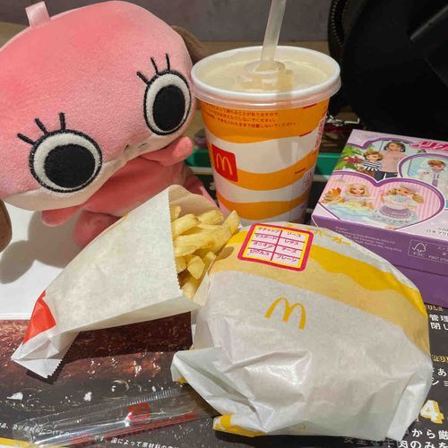 ハッピーセットだよ☆
おもちゃかわいいのってのをえらんだらリカちゃんがきた！