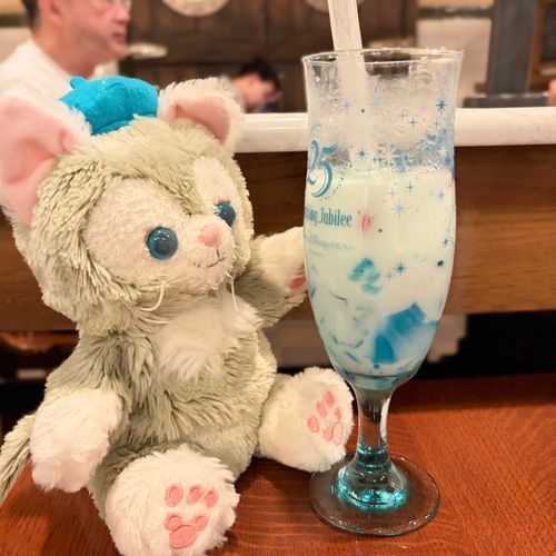 僕の故郷は２５回目の誕生日なんだって！お祝いのドリンクを飲んだら、甘くてパチパチだった！見た目も味も素敵だったなぁ