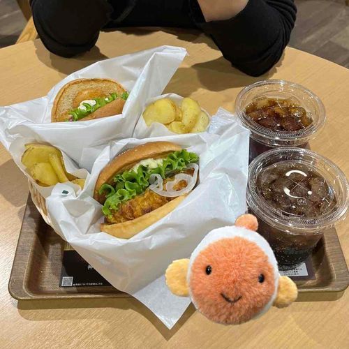 ふんふん。おいしいハンバーガーだね🍔🍟