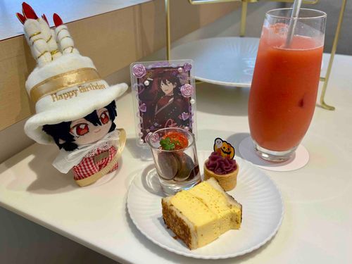 めにゅーを　くわしく　みていくと　するかのう♪
これは　ぜひ　みてほしいのじゃけど、わがはいの　だいすきな　とまとが　あったのじゃよ🍅
のみものは、とまとじゅーす…ではなく　こいめの　おれんじじゅーすじゃ🍊