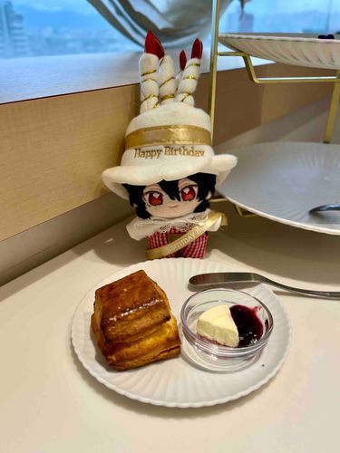 さいごは、すこーんを　たべたのじゃ！ぶるーべりーを　そえて…🫐
だいまんぞくの　おいわいじゃった♪