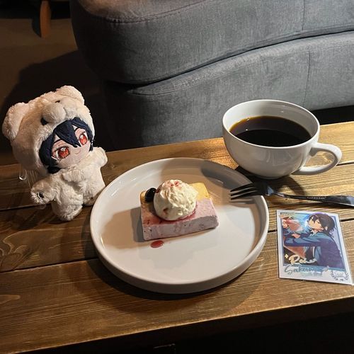 よるかふぇ　いってきたのじゃよ〜♪ ぶるーべりーの　ちーずけーき　わがはいの　いろで　おいしかったぞい🫐