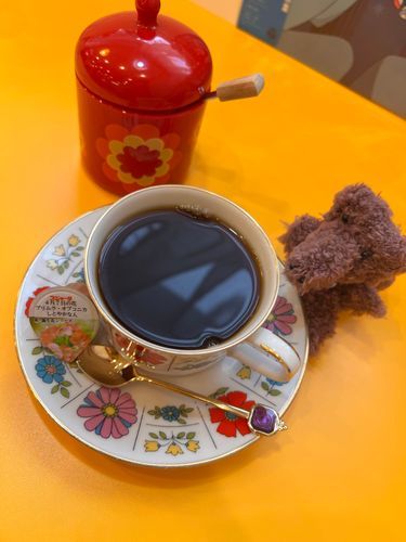 可憐なカップですね。生憎の空模様ですが、気分も華やぎます。