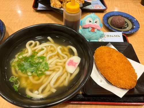 こちらもはじめての資さんうどん！
うどんのお出汁がすごい美味しかったよ！コロッケも揚げたてあつあつ♡