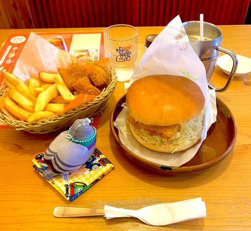 ﾎﾟｫｰｰｰｰｳ‼️す、す、すんごいのが来たっﾎﾟｩ‼️ハンバーガーの体高がポゥと同じくらいあるっﾎﾟｩよ⁉️迷ってたけどソフトクリームは諦めたっﾎﾟｩ🍦
ごちﾎﾟｩさまでした‼️