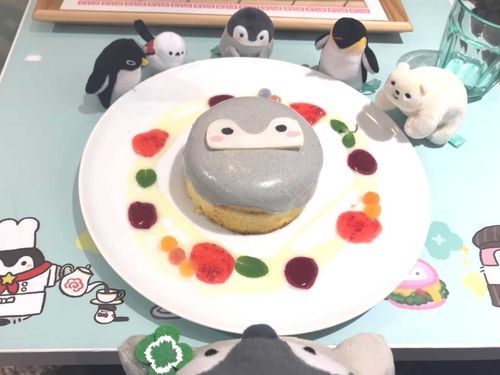 下からこっそりつまみ食いしている者がいる…。
