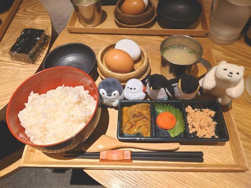 お米が大好きなコウペンちゃん達🍚✨
みんな食べる気満々で並んでいる…。