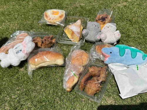 おいなりまねきです。お昼🍴🌞の時間ですね😊✨
今日はももにゅん🍑💖さんと一緒にパン🥖を食べたいと🤤思います。ロシアンしらす🐟さんも私にくっついて来て暖かかった✋です。ウツボさんも今度くっつき🫂ましょう〜😻✨