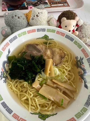 こんにちは😊本日のお昼ごはん☀️🍙は塩ラーメンにしました🍜😋🍴
今日はまた暖かくなっている😌🔆ので日焼け対策しっかり😅しましょう😆‼️