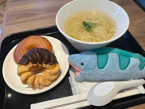 こんにちは、ウツボです！本日はご主人とミスドに来ました！！ウツボも早く泳げるようになってこのスープの中を泳ぎたいな〜炎上案件ゎら😆💖