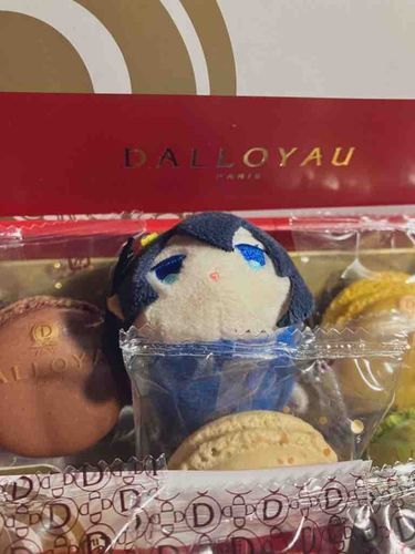もちぬしがだいすきな　まかろぬだ　ひがしのみやこにしか　うっていないらしい…こら　おれは　まかろぬではないぞ