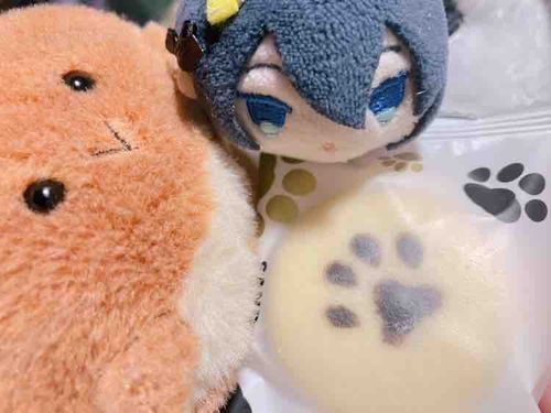 にくきゅうの　まあくのついた　くっきい　だな　ほっとけいきどのも　たべるか